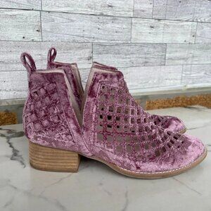 Jeffrey Campbell Taggart Booties in lush blush velvet size 8.5